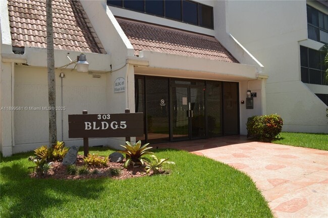 Building Photo - 303 Racquet Club Rd Unit 113