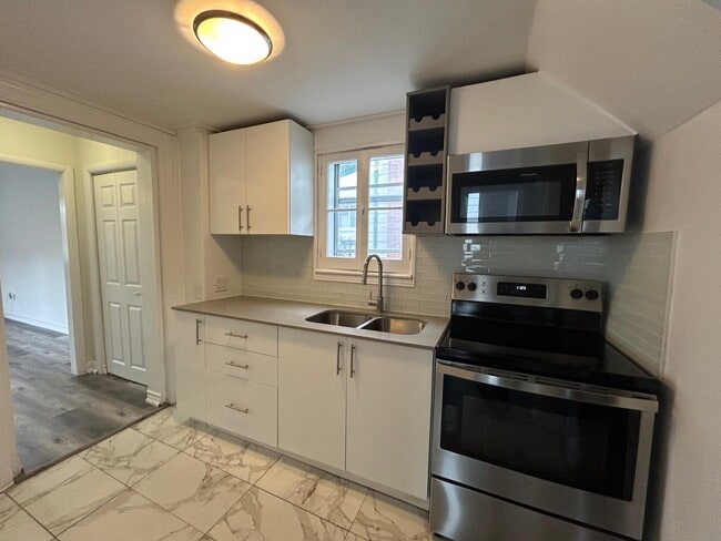 Building Photo - 581 Paterson St