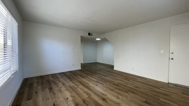 Photo - 12015 Burbank Blvd Unidad 03