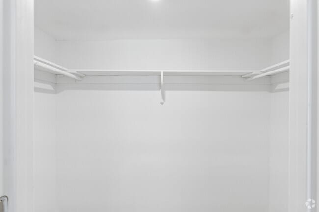 1BR, 1BA - 862SF - Closet - Carriage Club Apartments