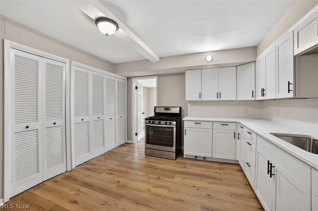 Photo - 681 E 258th St