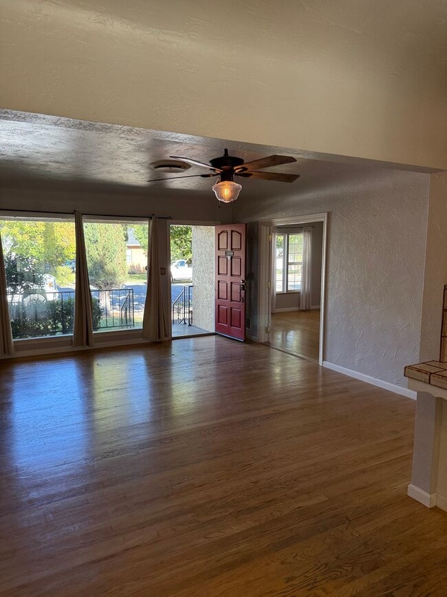 Photo - 3-bedroom, 2-bathroom home located in the ...