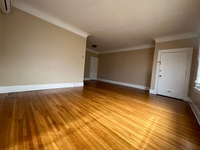 Living room - 1642 La Fayette Rd Unit 1