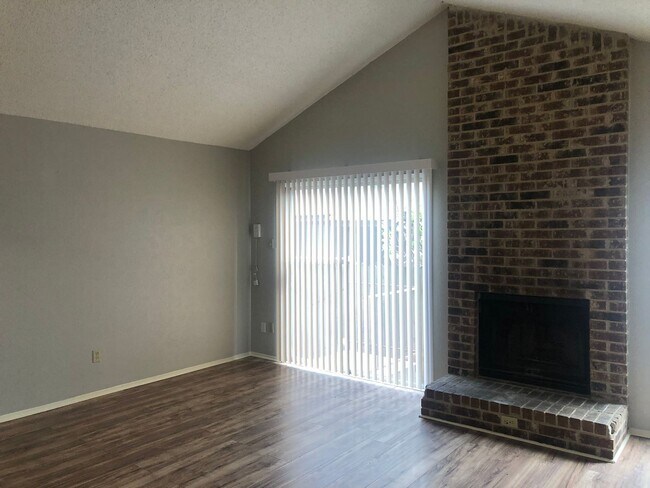 Photo - Edens Properties 4 (7002 Ivory Key Ct) Unidad B