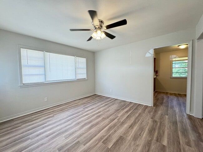 Photo - 124/128 RWE Jones Unit 128 RWE Jones Dr