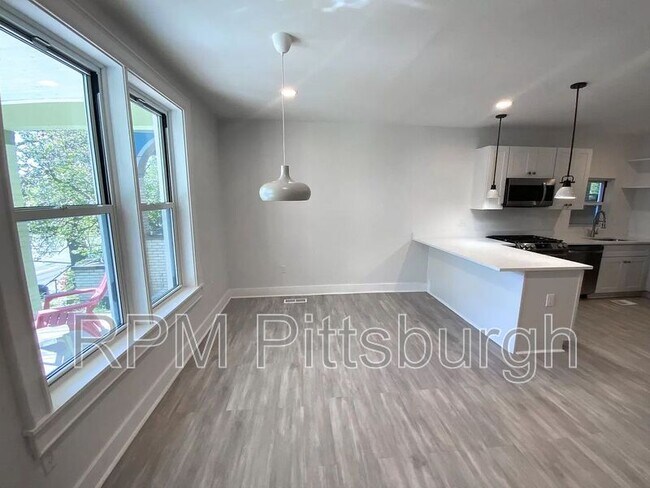 Photo - 703 Chislett St