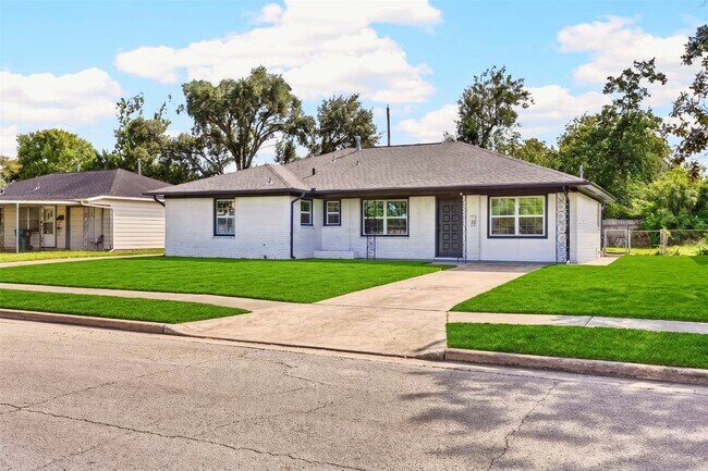 Photo - 1202 Dogwood Dr
