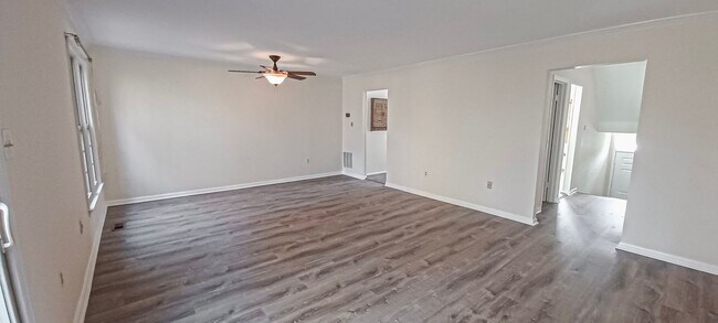 Photo - Very Charming 3 Bedroom And 2.5 Bathroom Townhouse With Private Deck In Country Creek