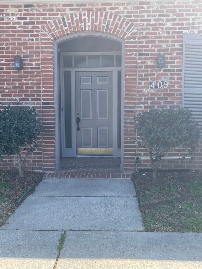 Two Bedroom Townhouse Near the Cajundome! - Two Bedroom Townhouse Near the Cajundome!