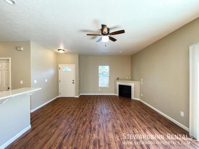 Photo - 618 Camden Ln