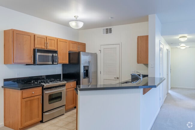 2BR, 2BA - 931SF - Kitchen - The Village at Idlewild Park