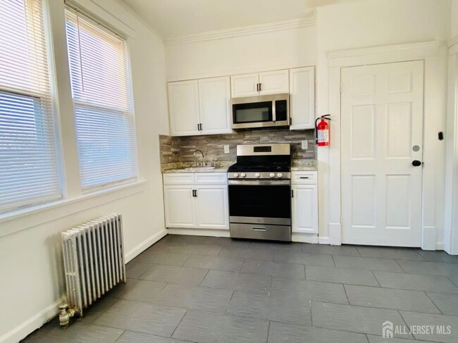 Building Photo - 391 Keene St Rental