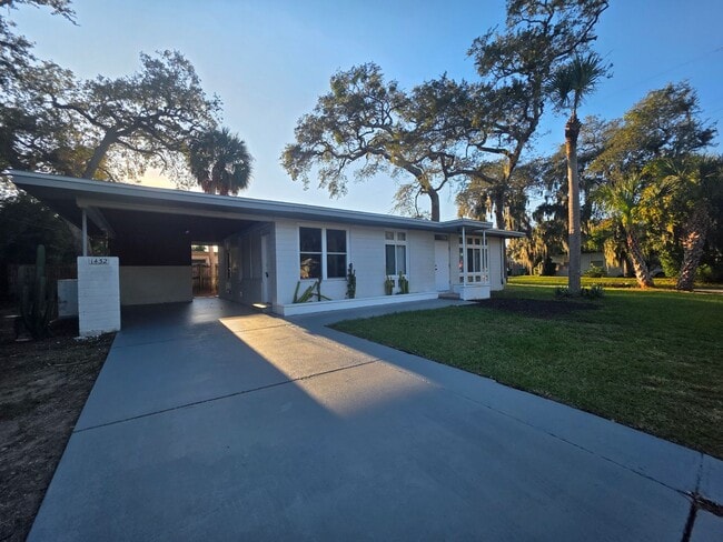 Building Photo - 2 Bedroom 1 Bath Single Family Home !!!!! ...