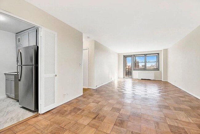 Photo - 70-25 Yellowstone Blvd