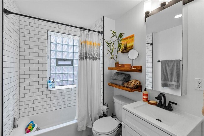 Photo - 2447 N Kildare Ave Unidad 1