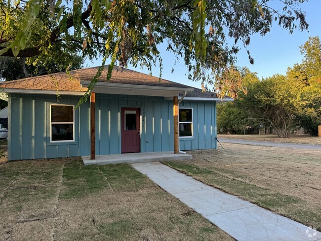 Building Photo - 1202 W Iowa Ave Rental