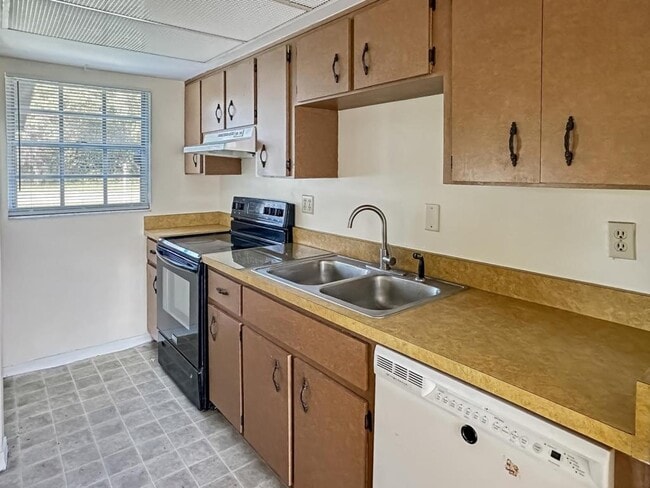 Photo - 590 Belltower Ave