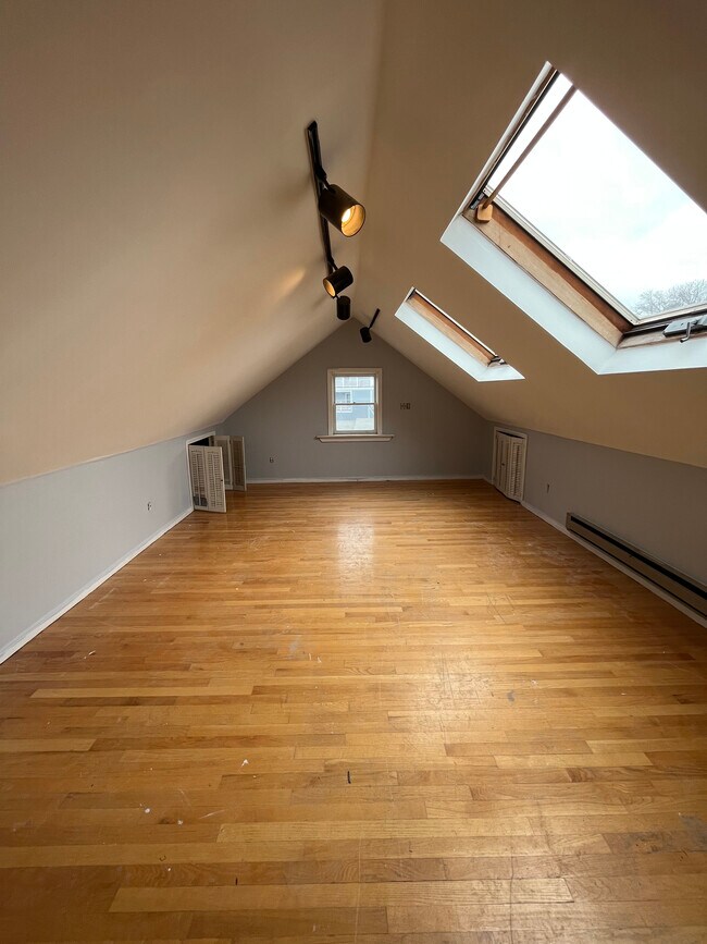 70 Brentwood St Unidad -