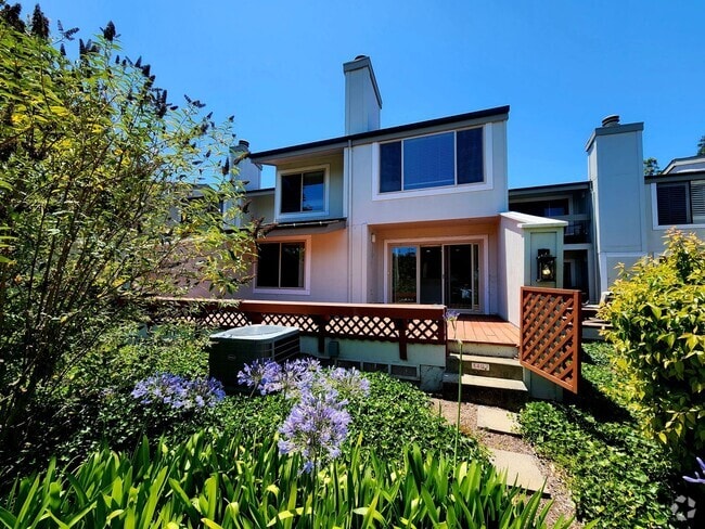 Building Photo - Spacious & bright 3 bedroom 2 bath home in...