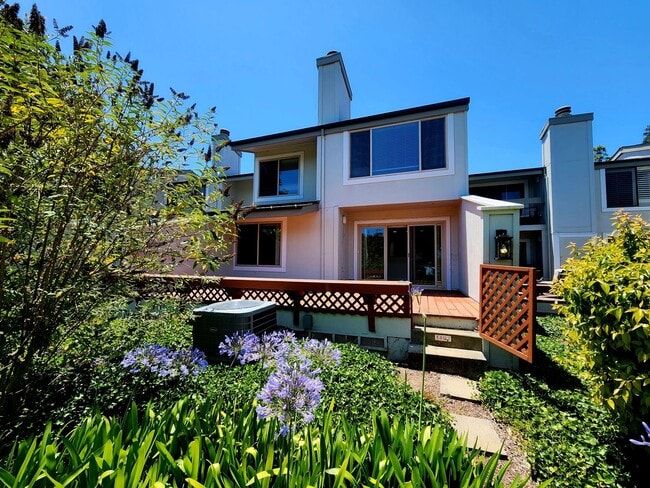 Spacious & bright 3 bedroom 2 bath home in... - Spacious & bright 3 bedroom 2 bath home in...