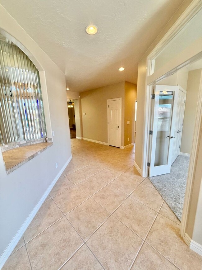Photo - 4 bed, 2 bath home in the quiet and desirable Castle Rock subdivision.  **PET FRIENDLY**