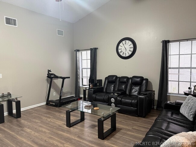 Building Photo - 13025 Meadowbreeze Dr