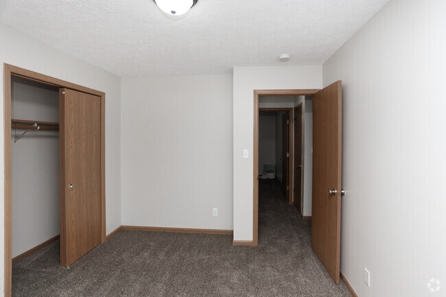 2BR, 1BA - 850SF