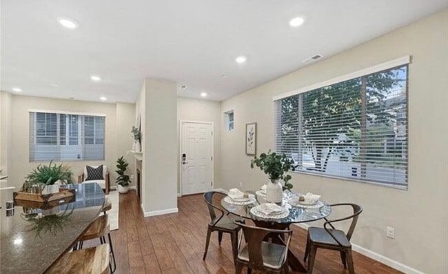 Building Photo - Air Conditioned Beautiful Home in Lynnwood