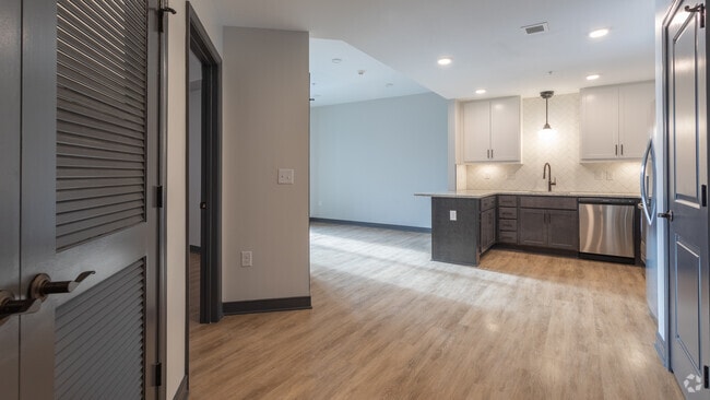 1BR,1BA,-693SF