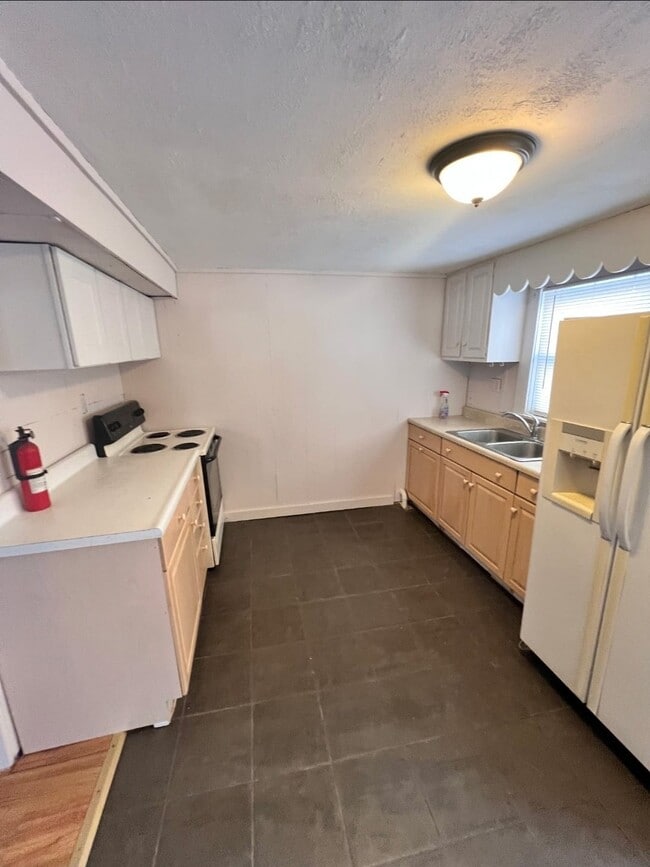 Building Photo - 23 Proctor St Unit 1