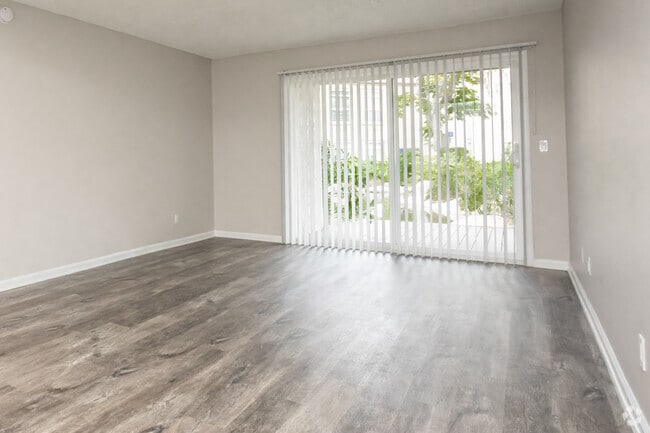 2BR, 2BA - 1100SF