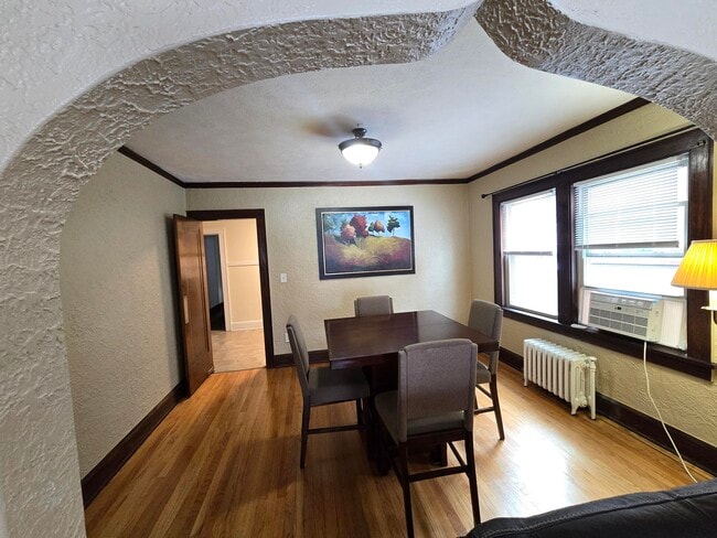 Photo - 1913 Douglas St