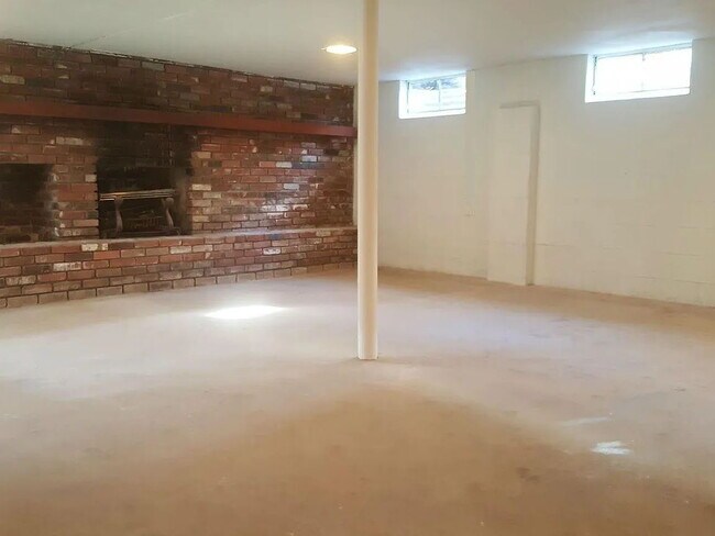 Building Photo - "Charming 3-Bed, 2-Bath Retreat with 1,690 Sq Ft of Comfort in Kansas City!"