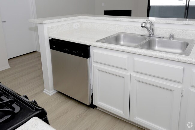 2BR, 2BA - 875 SF