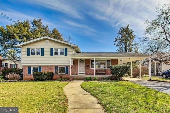 Building Photo - 1208 Pinewood Dr