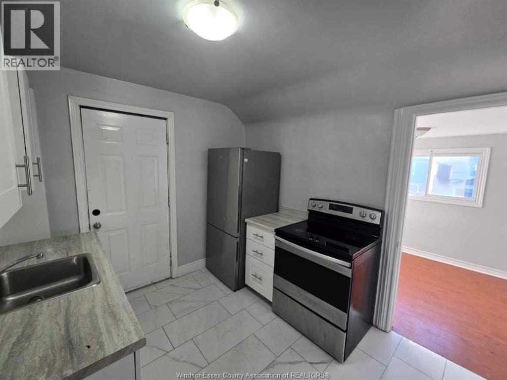 Photo - 1106-1108 ELM AVENUE Unit# UPPER