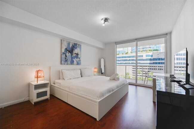 Building Photo - 1200 Brickell Bay Dr Unit 1720 Rental