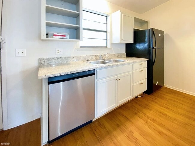 Kitchen - 1604 Mill St Unit 1604 #B