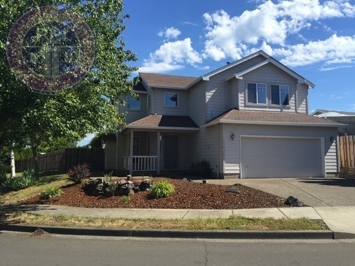 Building Photo - Oregon City Two Level Home with Large Backyard Pet Welcome