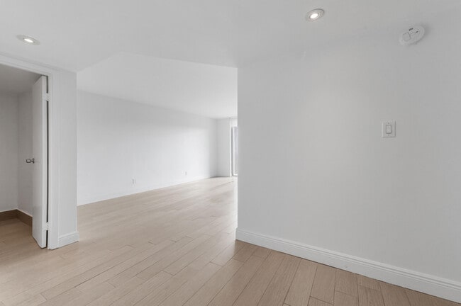 Photo - 16546 NE 26th Ave Unit 5h