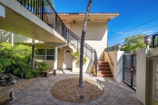 Building Photo - 2025 Miami Rd Unit 3B