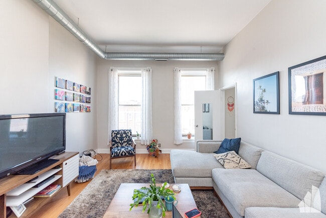 Building Photo - 1429 W Chicago Ave Unit #3 Rental