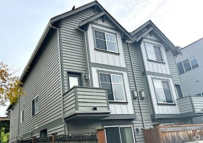 Building Photo - University District  Beautiful 3/3.5 Townh... Rental