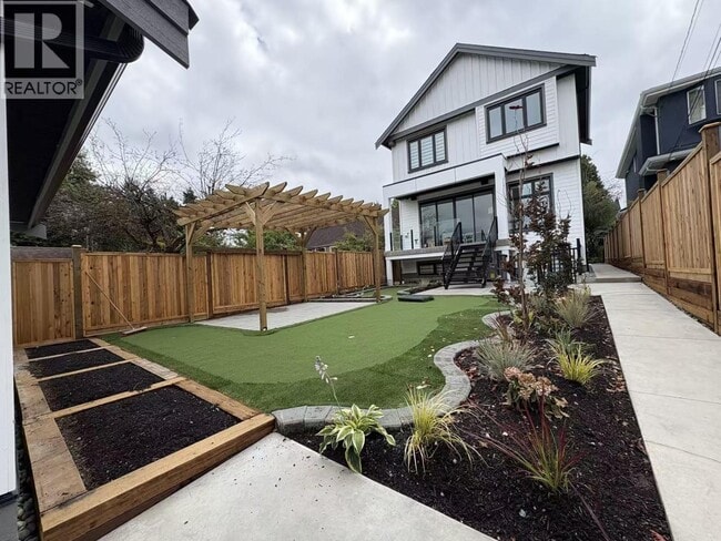 945 E 28th Ave