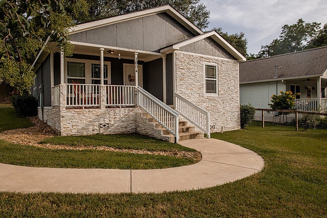Fully Fenced & Furnished House on Corner Lot - 1004 Pecan St
