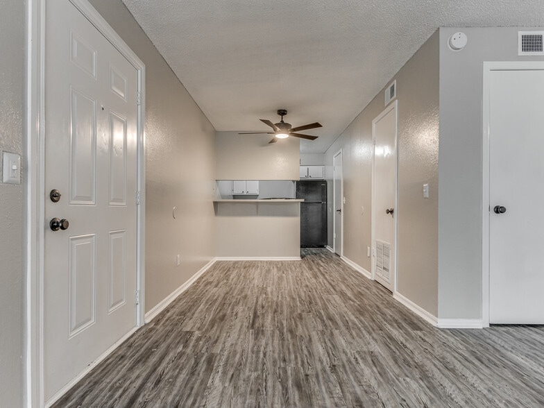 Summer Oaks Apartments - Living Room