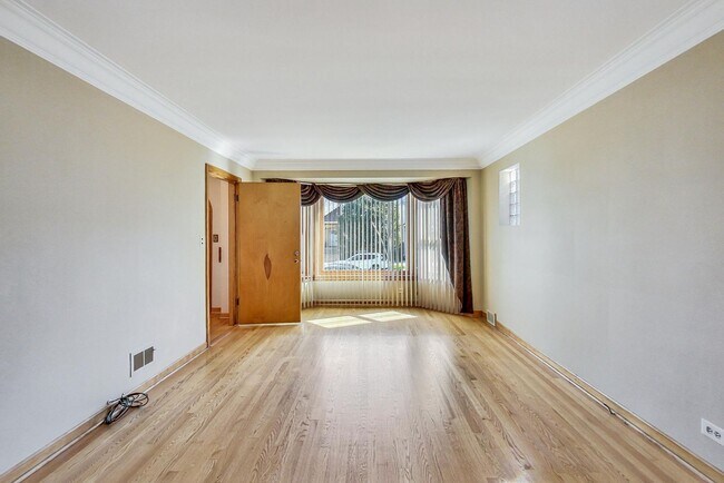 Photo - Beautiful turnkey unit Unit #2