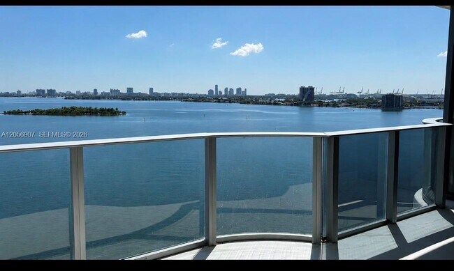 Building Photo - 700 NE 24th St Unit 1202