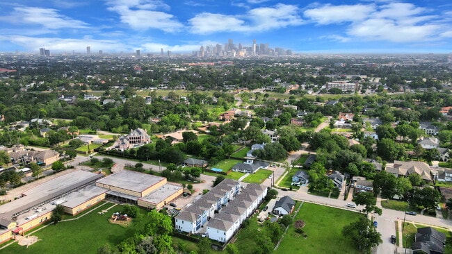 Building Photo - 3 Bedroom Houston Rental Home in Gated Community near Griggs Road
