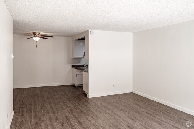 1BR, 1BA - 766SF - Living Room